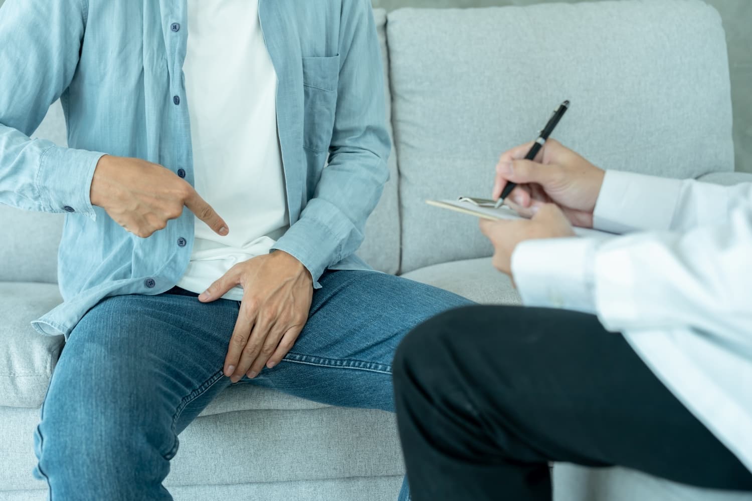 Em um consultório médico, uma pessoa está sendo acompanhada por um urologista.