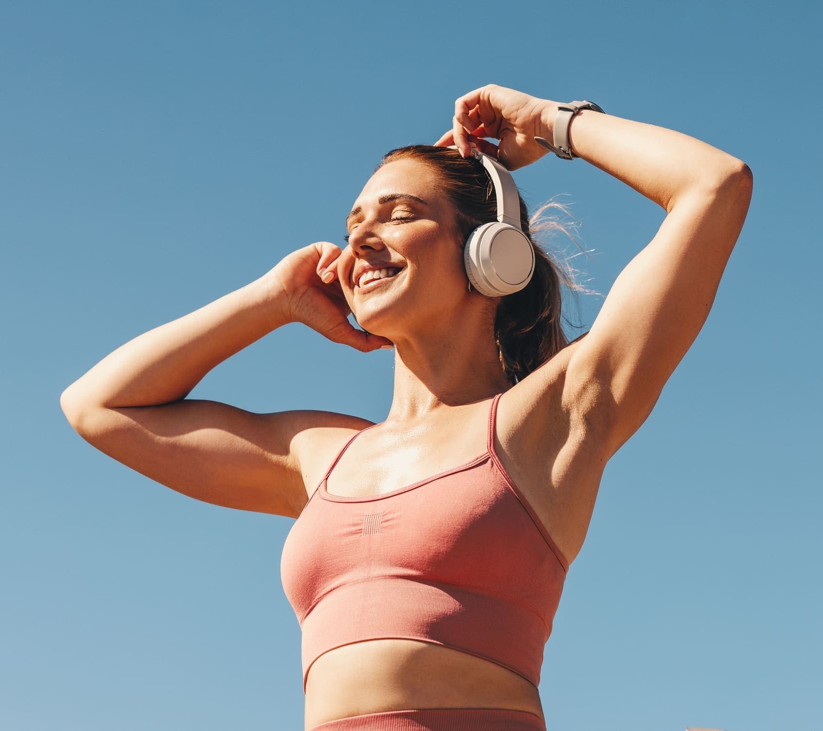 Una mujer sonríe con alegría después de completar una actividad deportiva Una mujer sonríe con alegría después de completar una actividad deportiva