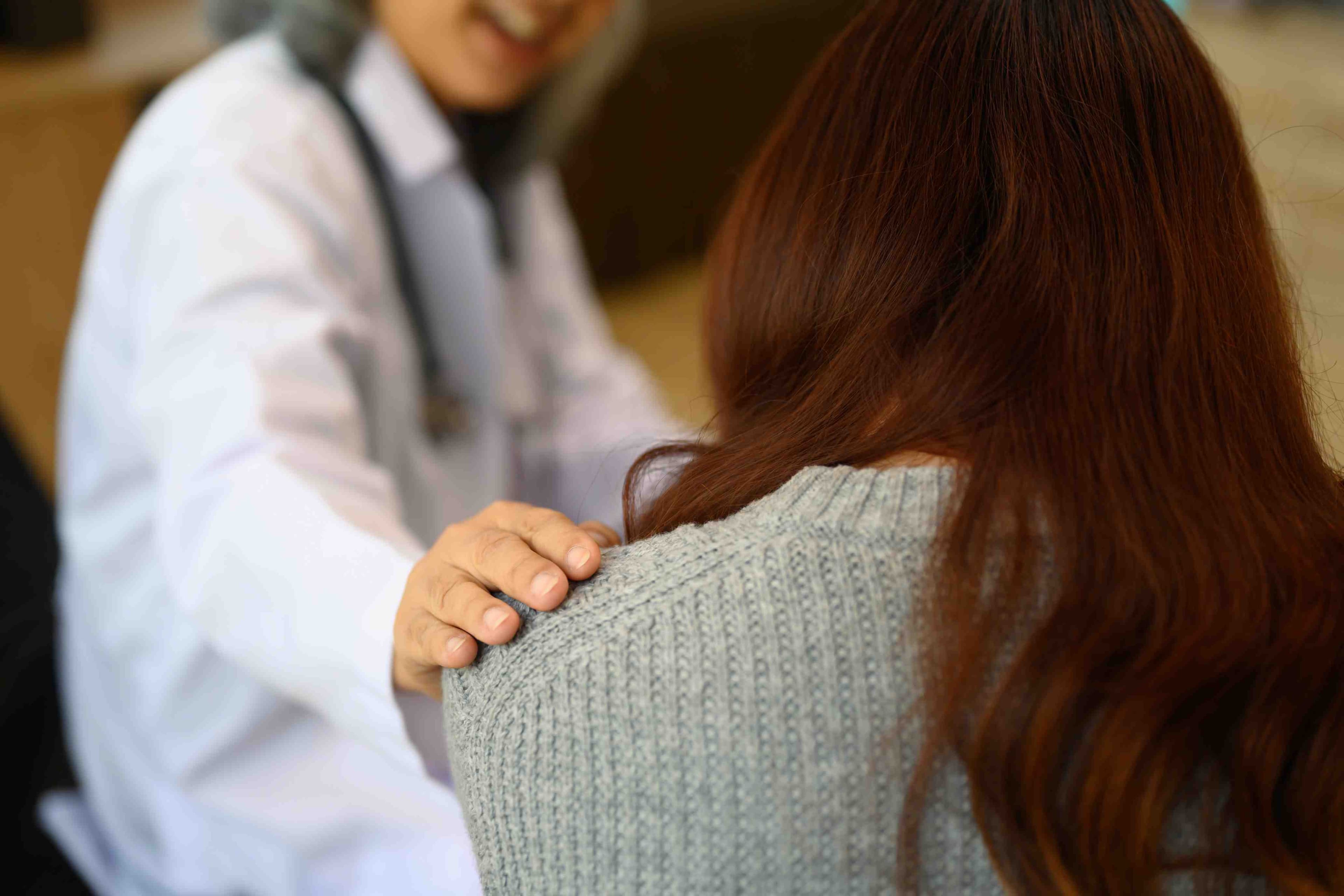 profissional de saúde confortando paciente durante atendimento, simbolizando acolhimento e cuidado com a saúde mental profissional de saúde confortando paciente durante atendimento, simbolizando acolhimento e cuidado com a saúde mental