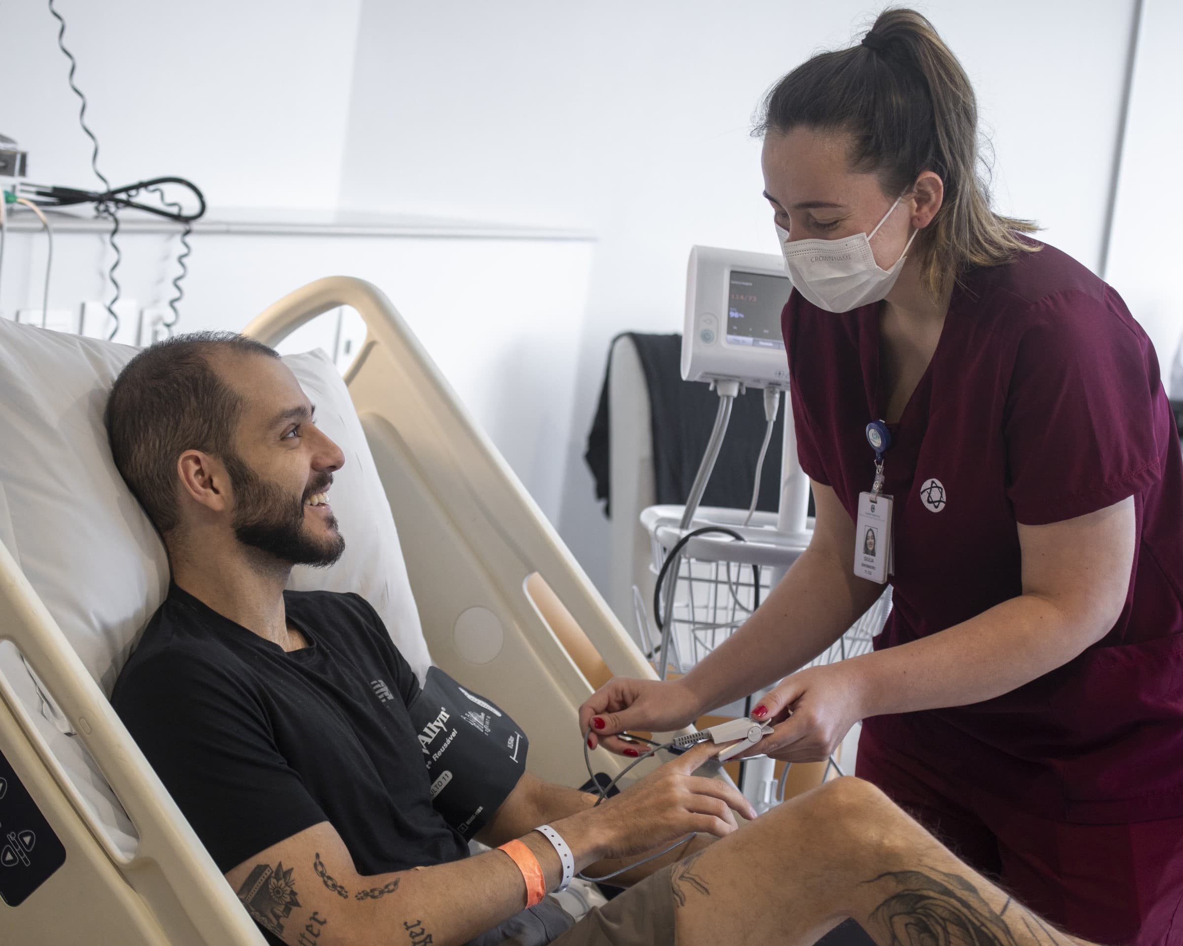 Paciente da Oncologia e Hematologia Einstein sendo atendido por uma pessoa da equipe de cuidado Paciente da Oncologia e Hematologia Einstein sendo atendido por uma pessoa da equipe de cuidado