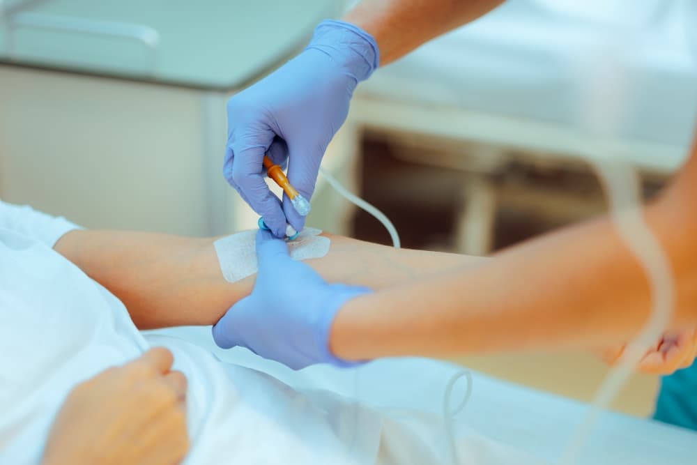 Um profissional de saúde aplicando a quimioterapia