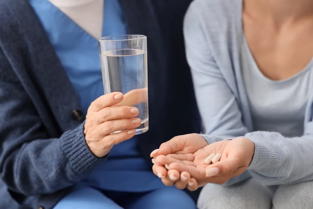 Um paciente oncológico em ambiente hospitalar recebendo a medicação para a seção de quimioterapia