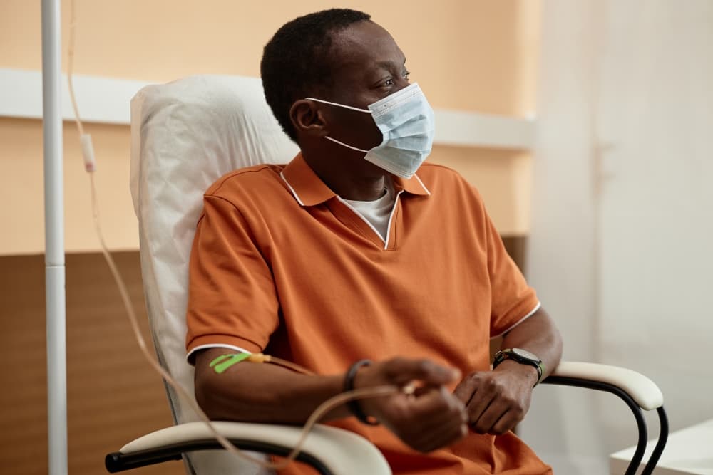 Um paciente em ambiente hospitalar após uma sessão de quimioterapia