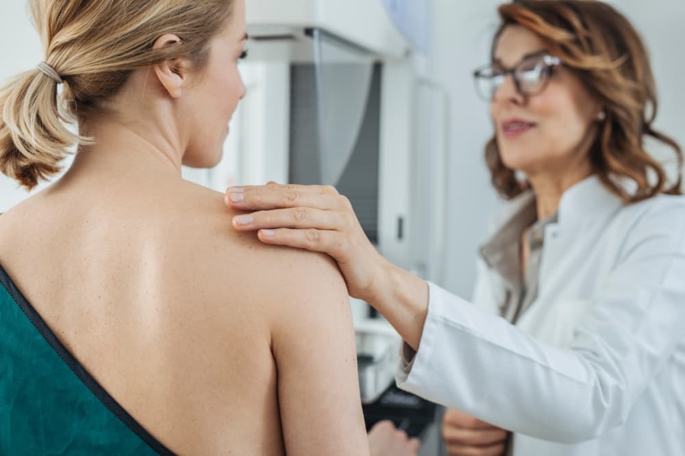 Uma paciente em consulta com uma médica oncologista