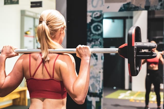 Um pessoa fazendo treino de hipertrofia em uma academia