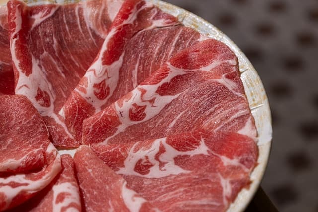 O risco está relacionado ao consumo frequente e excessivo, principalmente de carnes processadas; entenda quanto consumir e como o modo de preparo faz a diferença