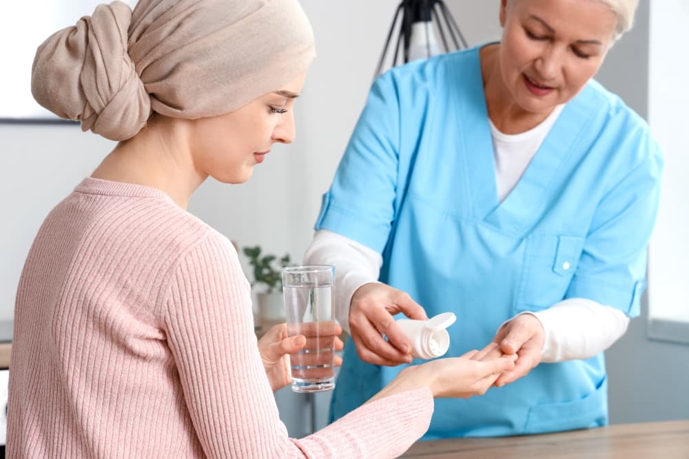 Um paciente recebendo medicamento em ambiente hospitalar