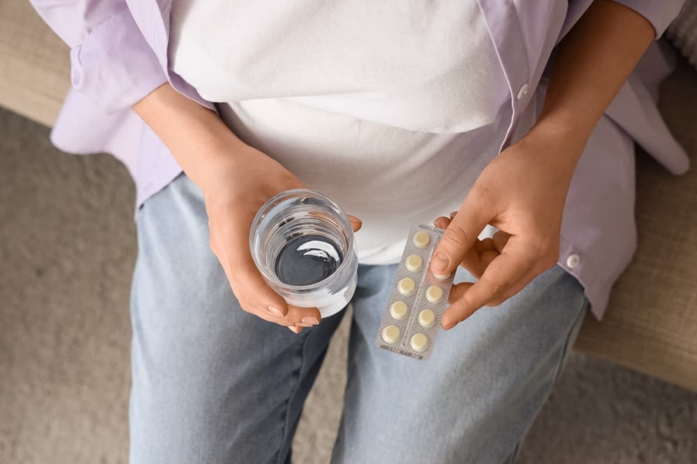Um paciente se preparando para tomar a vitamina B9 - metilfolato, conhecido como ácido fólico
