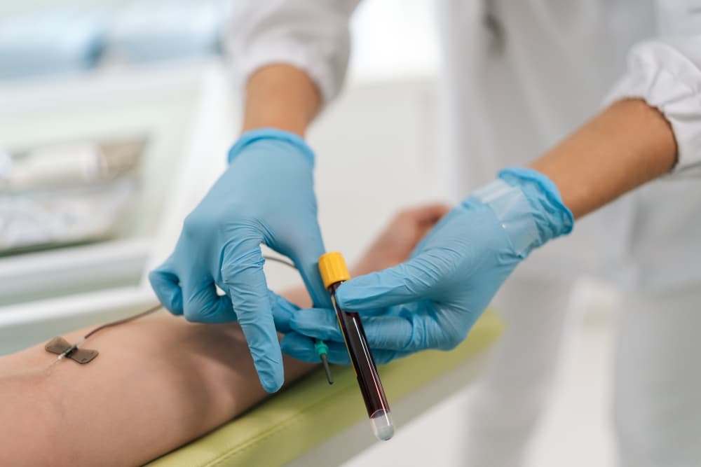 Coleta de sangue de um paciente para detecção de alterações associadas ao câncer