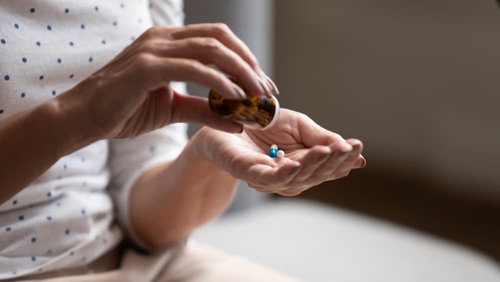 Um pessoa separando medicamento para menopausa.