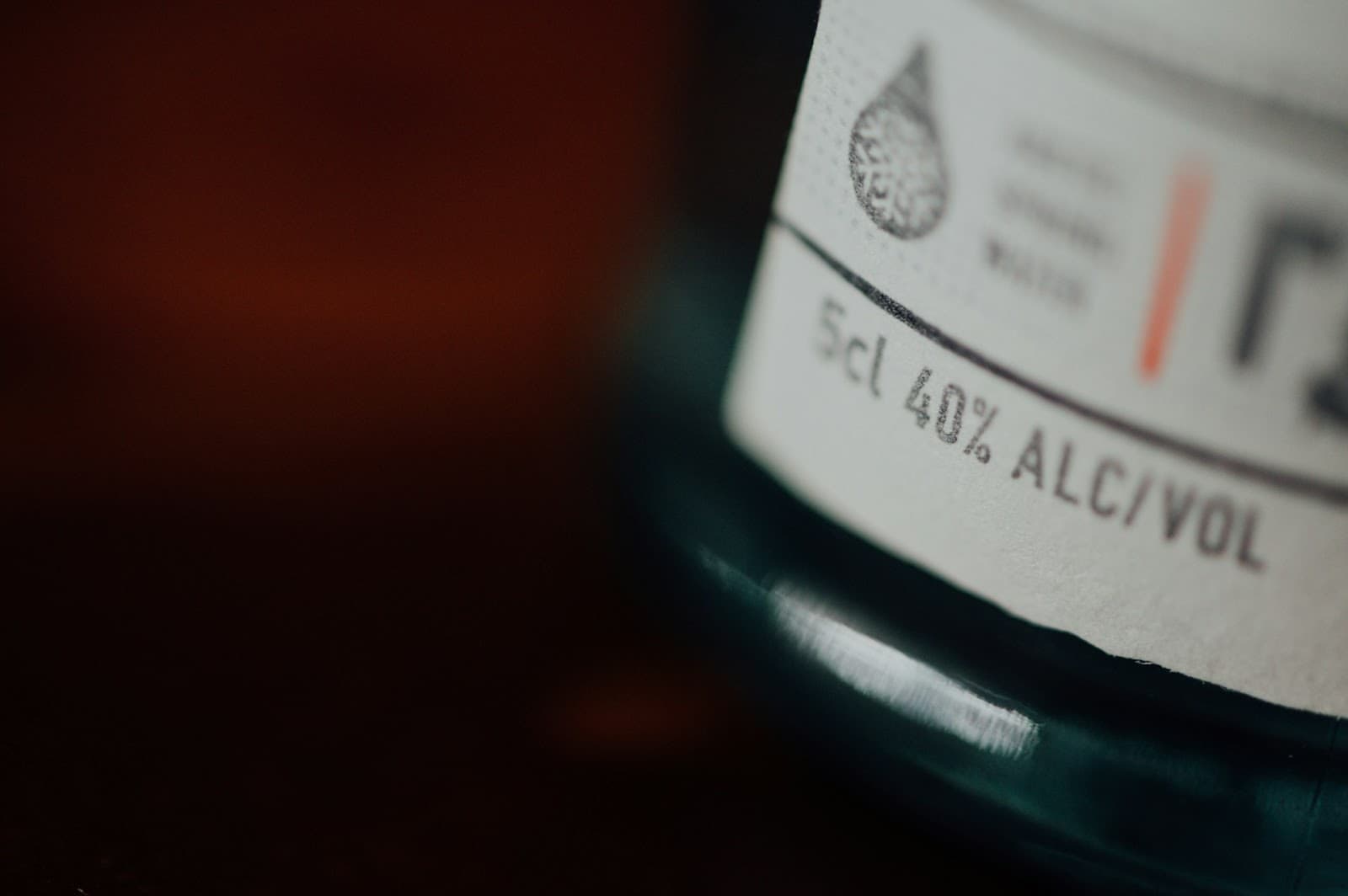 Imagem de um recorde do rótulo de uma garrafa com indicação de volume alcoólico de 40%