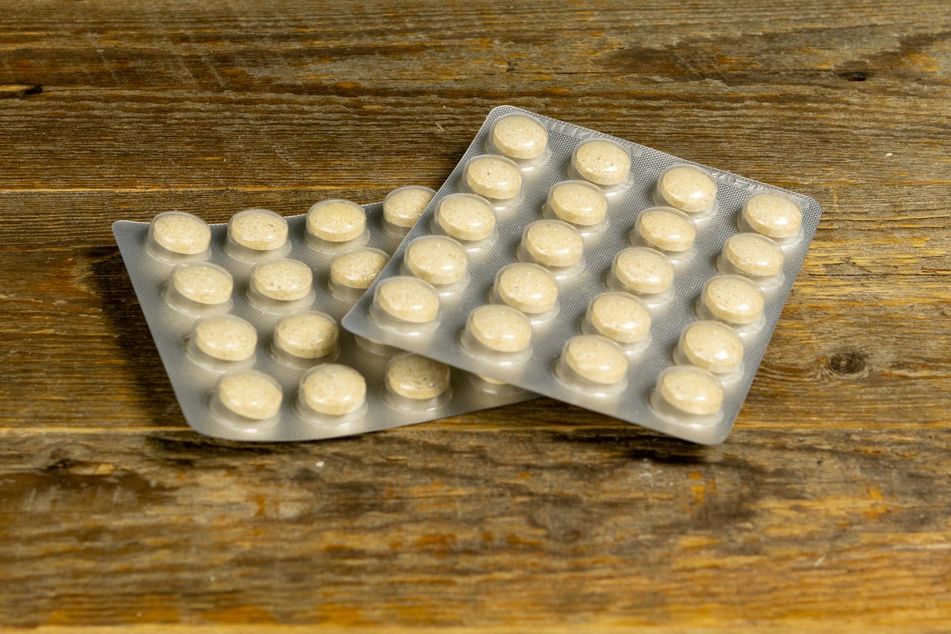 Cartelas de medicamento sobre uma mesa.