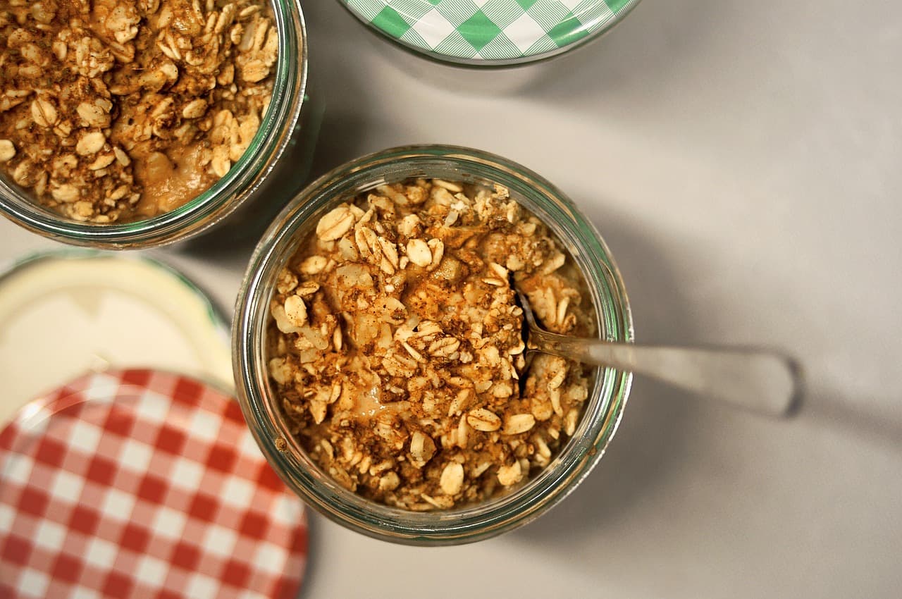 Recipientes com cereais em uma mesa