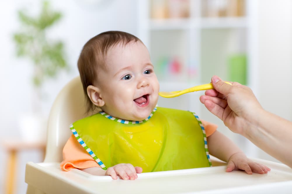bebe-comendo
