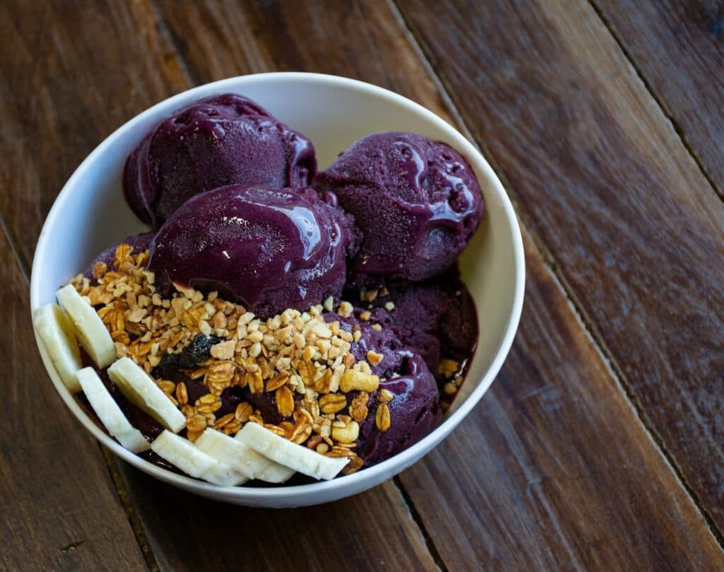 A presença de ácidos graxos essenciais no açaí é um ponto positivo. Eles são importantes para a saúde cardiovascular e bem-estar.