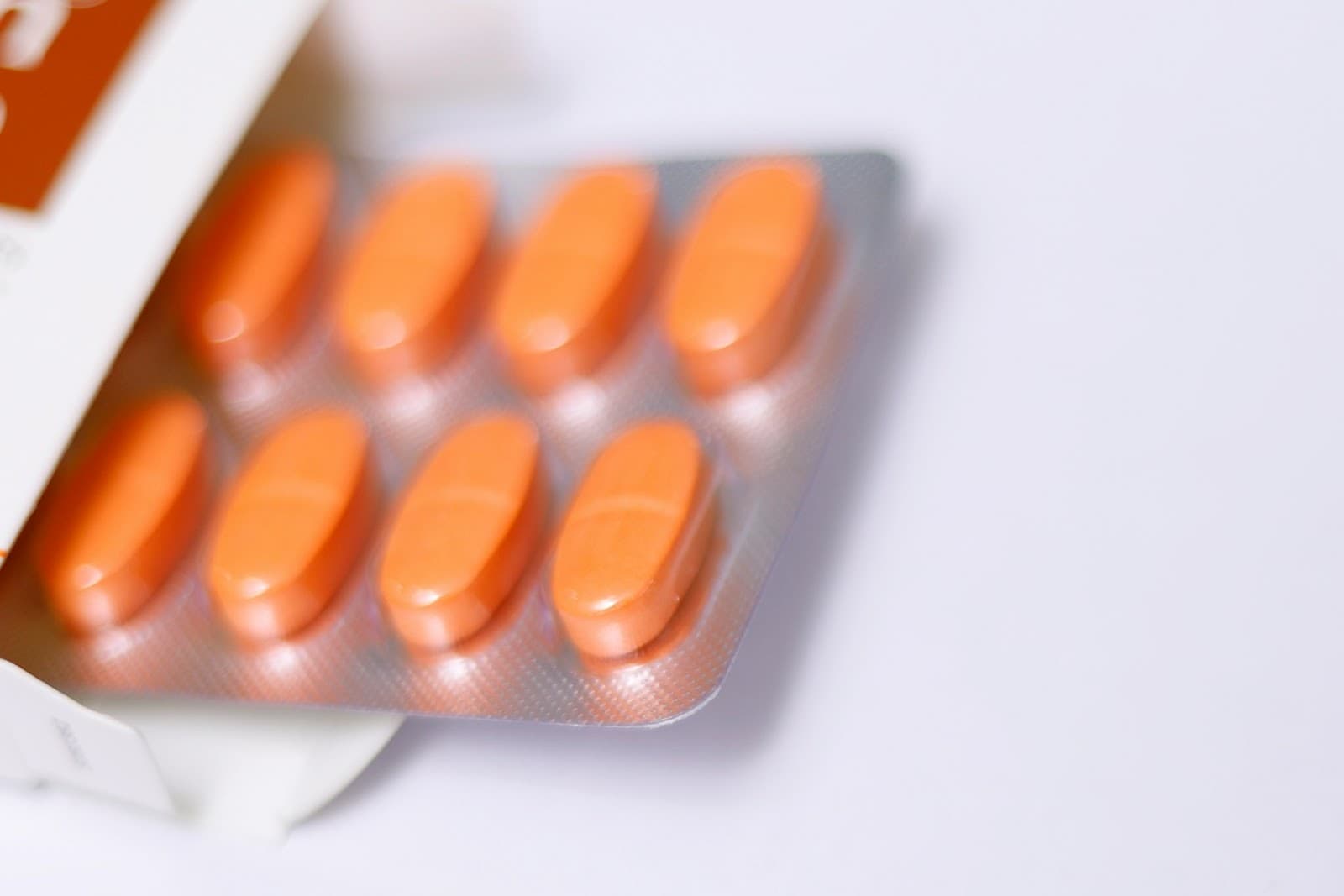 Caixa de medicamento aberta com a cartela de comprimidos exporta.