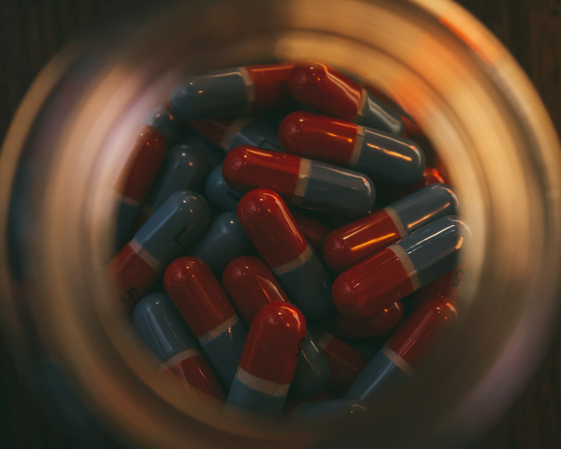 O ciprofloxacino é um antibiótico amplamente utilizado no tratamento de infecções bacterianas.
