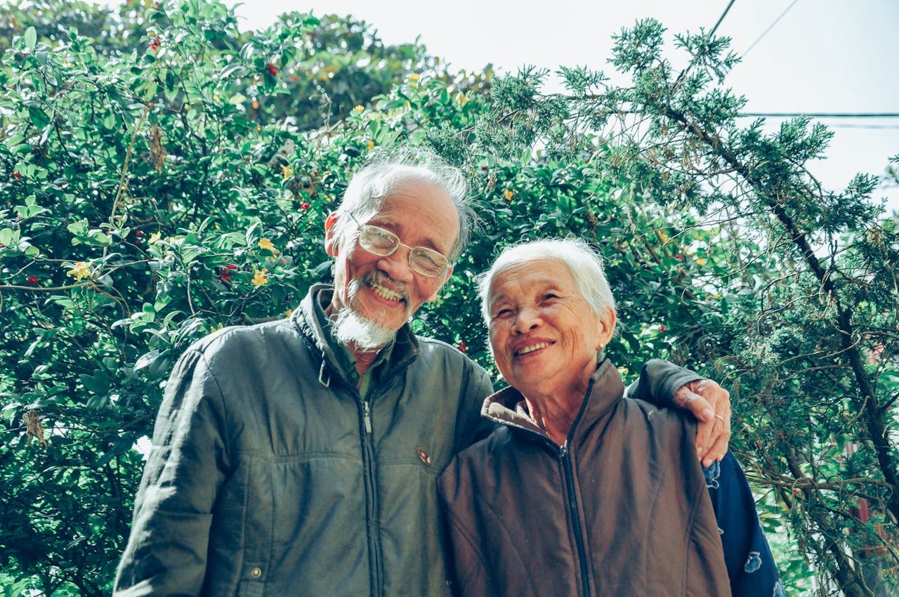 A amizade longeva entre duas pessoas mantida por bom relacionamento e sorrisos.