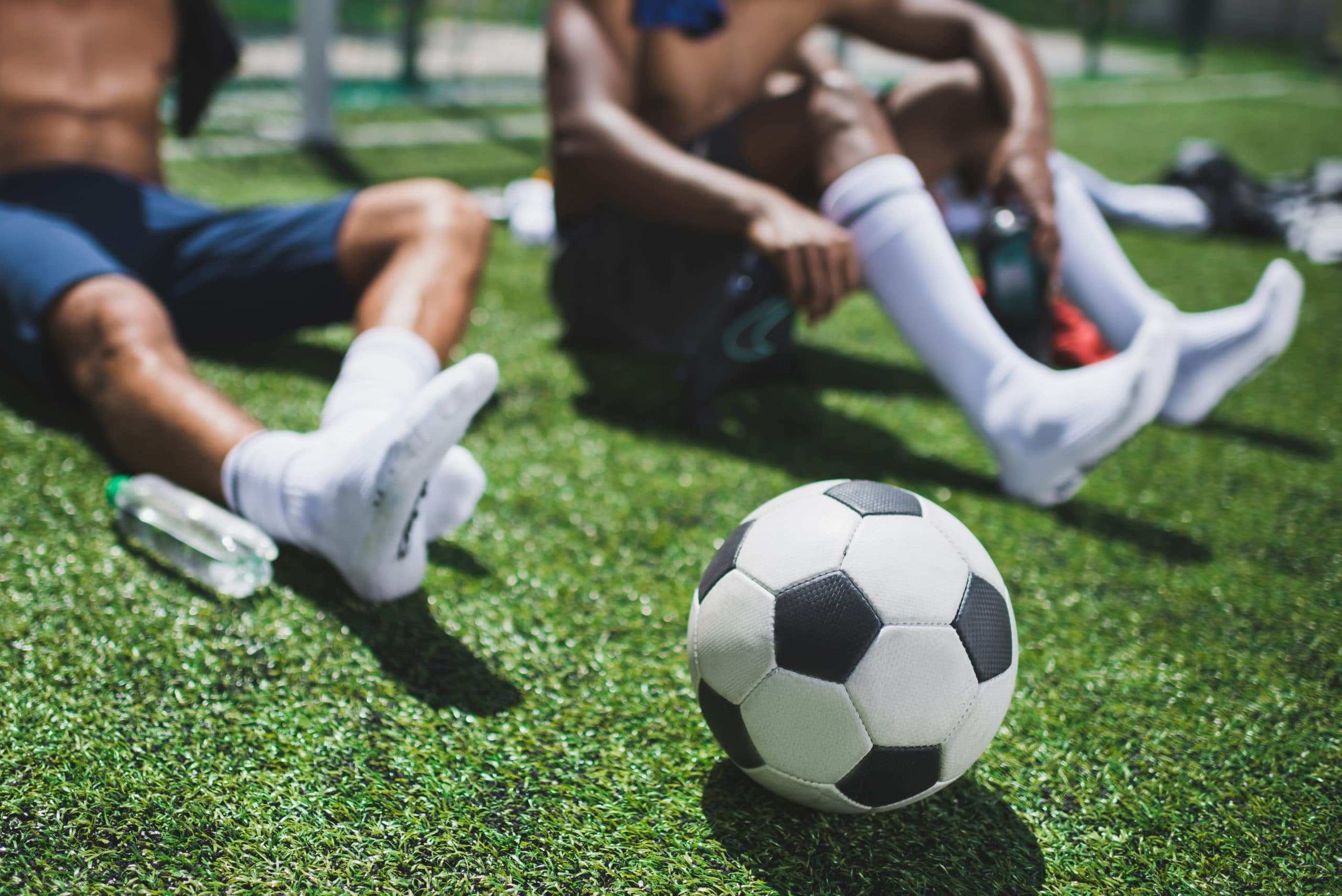 Jogadores de futebol cansados