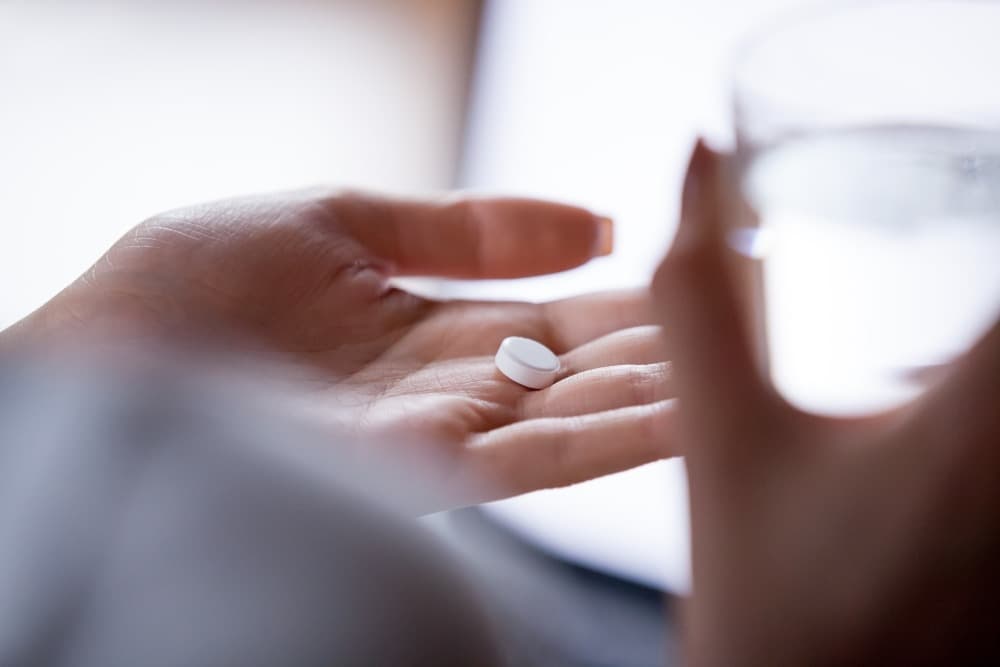 Pacientes podem ter reações variáveis ao tratamento. É fundamental relatar qualquer sintoma incomum ao médico para ajustes no uso do medicamento.