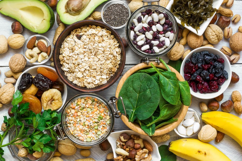 Mesa repleta de alimentos ricos em magnésio.