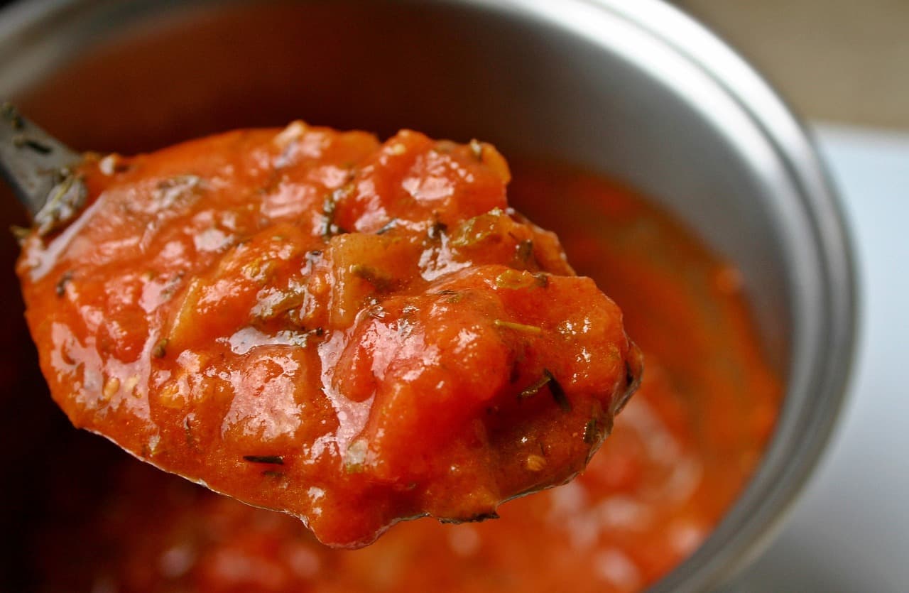 Molho de tomate sendo preparado em uma panela.