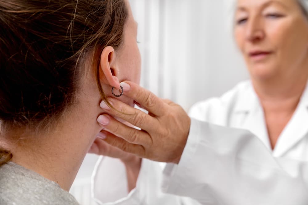 Checkup,Of,Patient´s,Lymph,Node,,Doctor,Sweeping,For,A,Flu