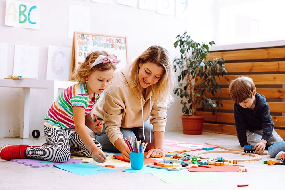 Smiling,Female,Psychologist,Play,And,Test,Children,,Make,Crafts,,Handmade