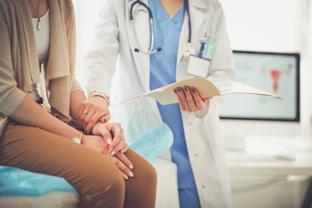 Consulta médica para falar sobre infertilidade feminina