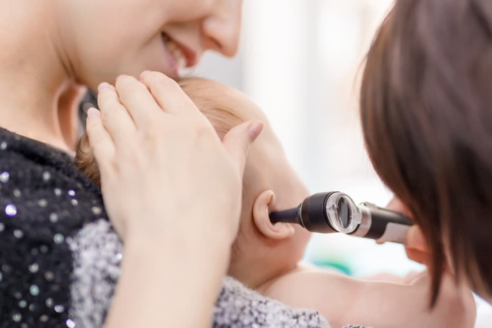 Exame de ouvido para prevenir otite