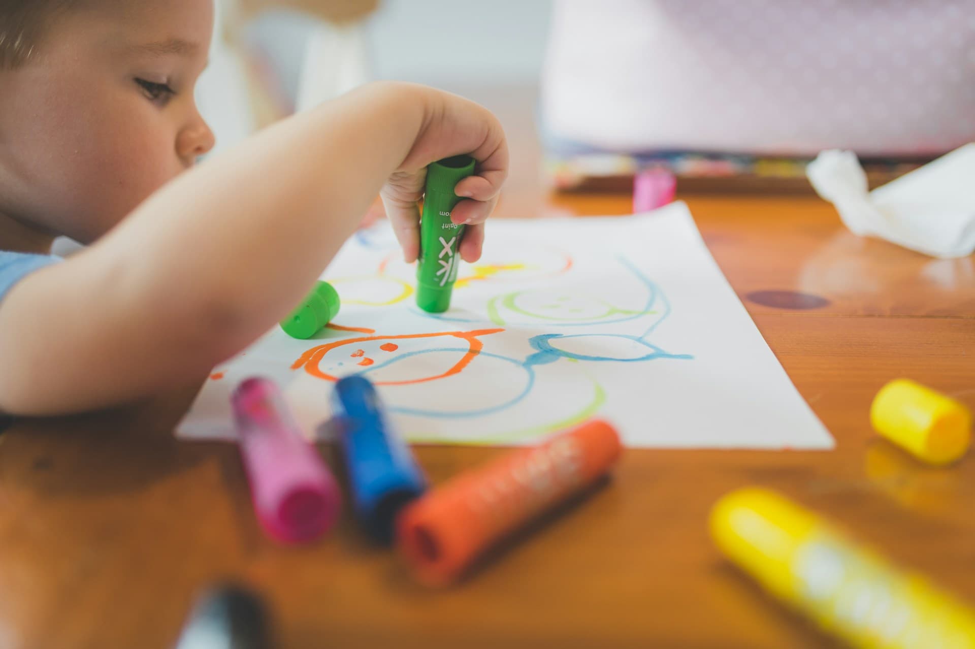 Criança em ambiente educacional realizando atividades voltadas para o desenvolvimento cognitivo.