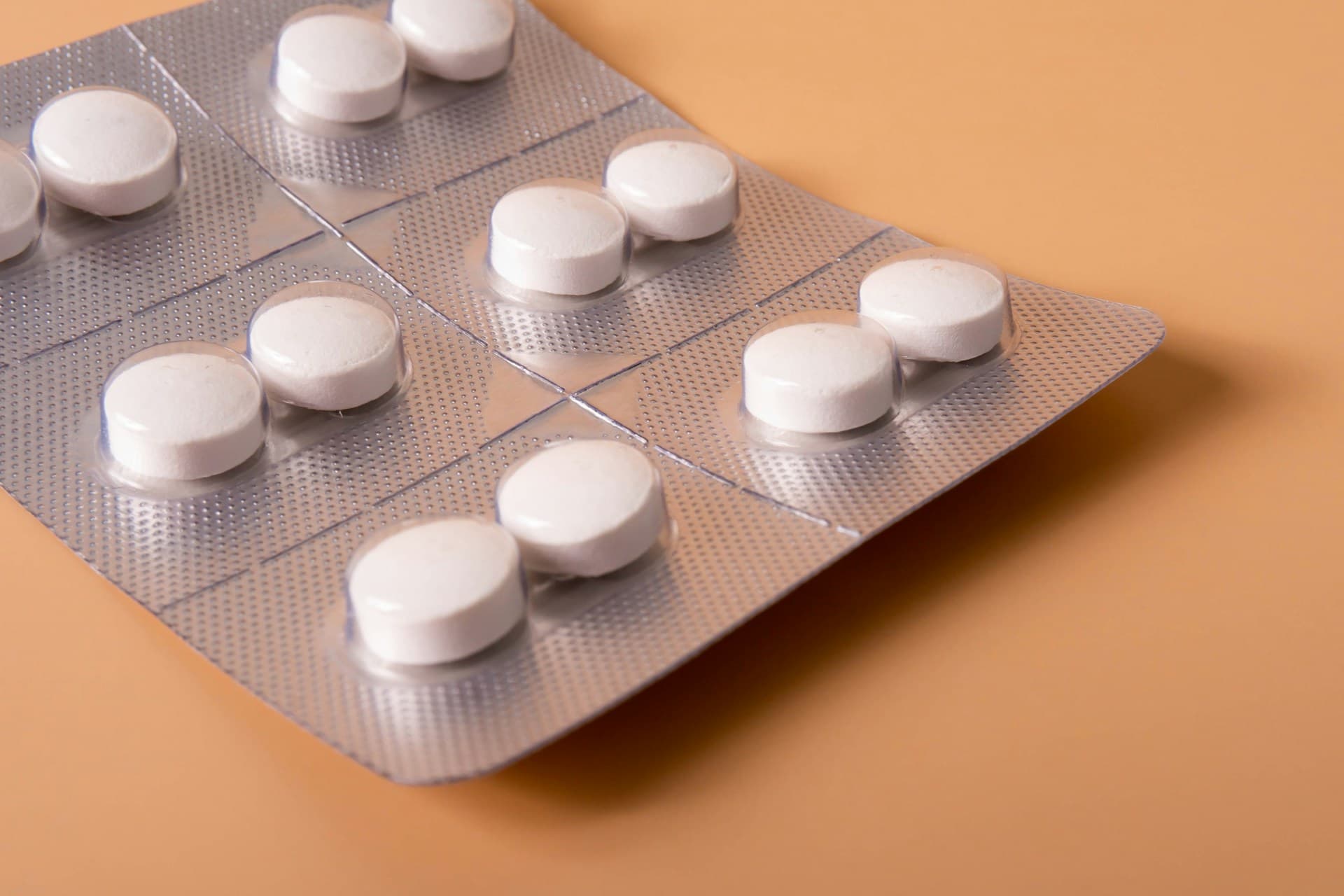 Uma cartela do medicamento ivermectina completa sobre uma mesa.