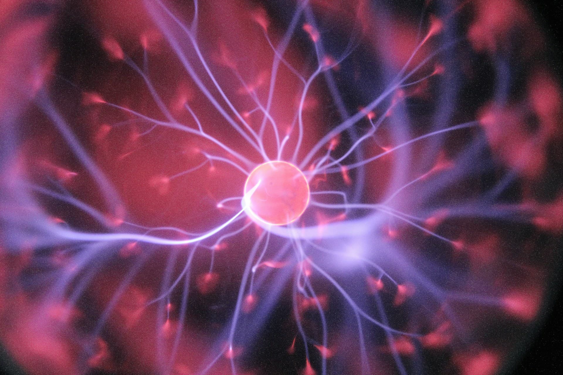 Representação do sistema nervoso, simbolizando a interconexão neural e a energia vital, aspectos fundamentais na compreensão da doença de Parkinson.
