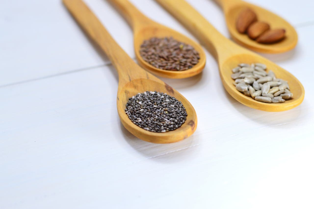 4 colheres de pau com sementes indicadas para alimentação