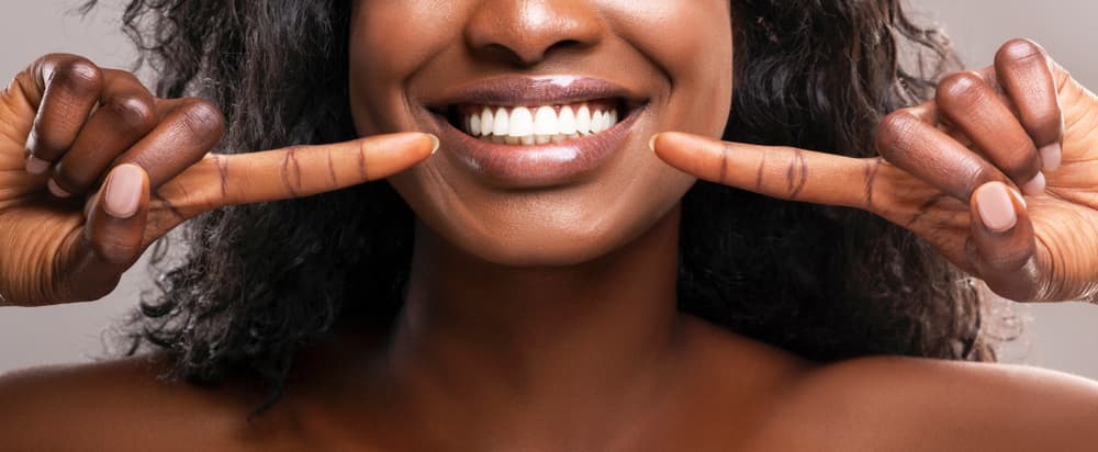 Lente de contato dental: conheça os prós e contras das facetas