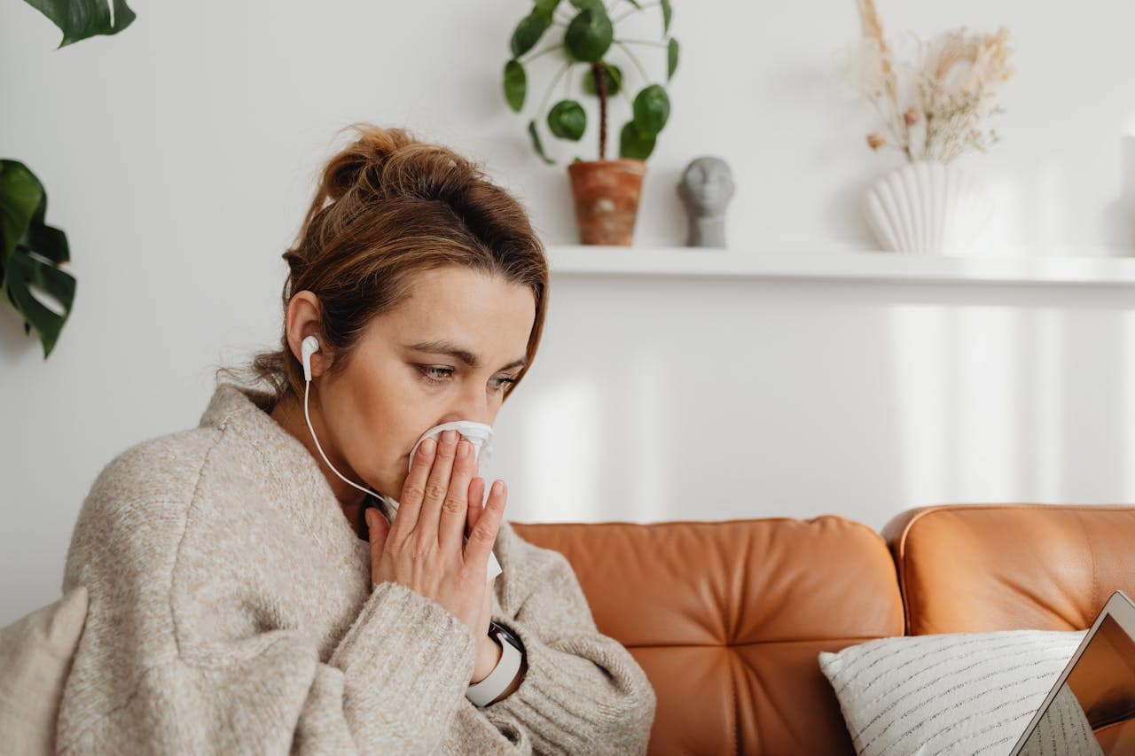 Pessoa com desconforto respiratório causado por um congestionamento nasal.