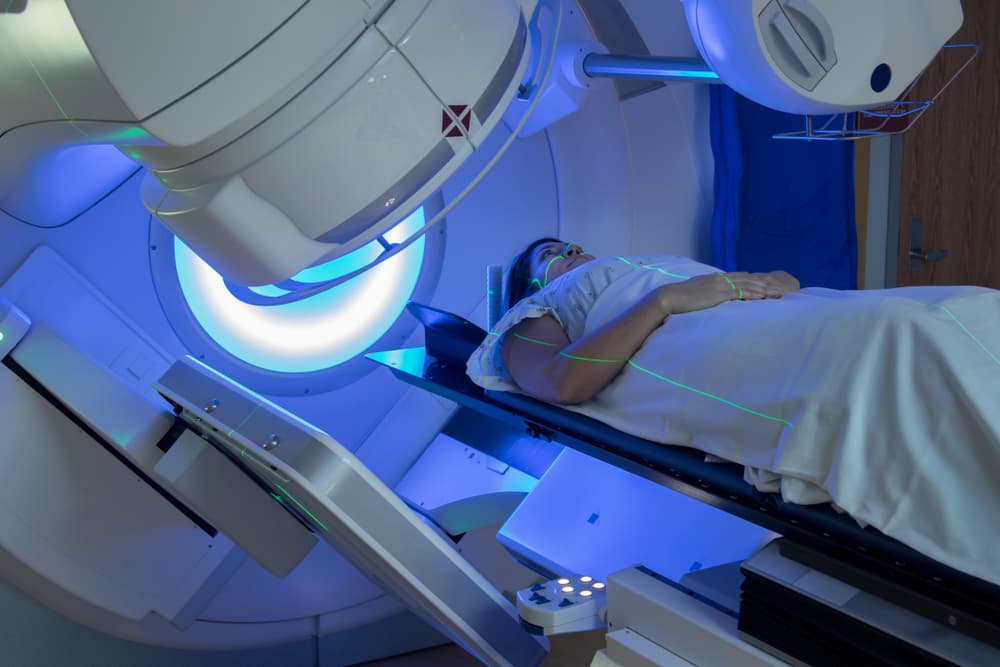 Paciente em uma máquina passando pelo tratamento de radioterapia