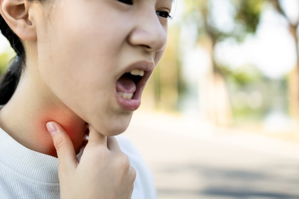 Sick,Asian,Child,Girl,Has,Sore,Throat,cough,hoarseness,laryngeal,Cancer,hand,Touch,Her