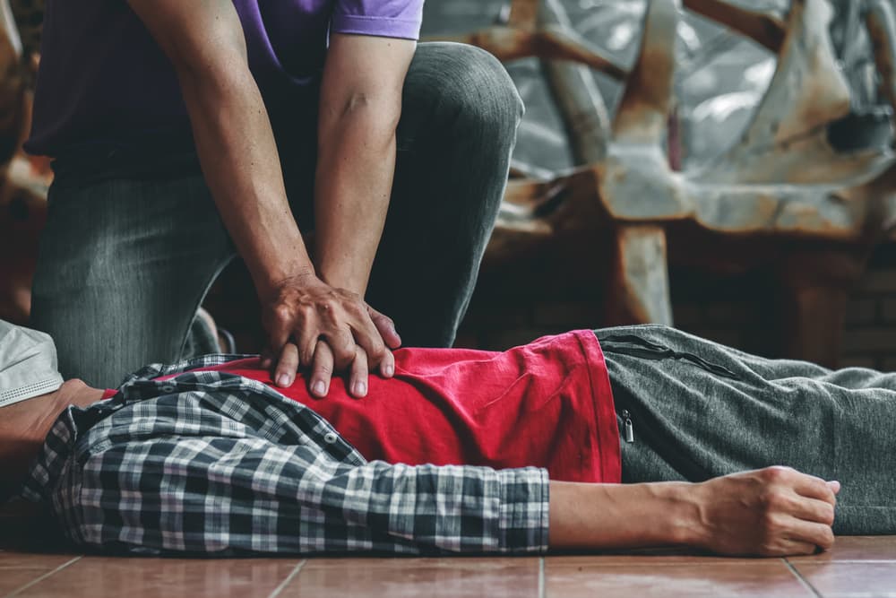 Young,Man,Is,Helping,His,Unconscious,Friend,And,Stop,Breathing