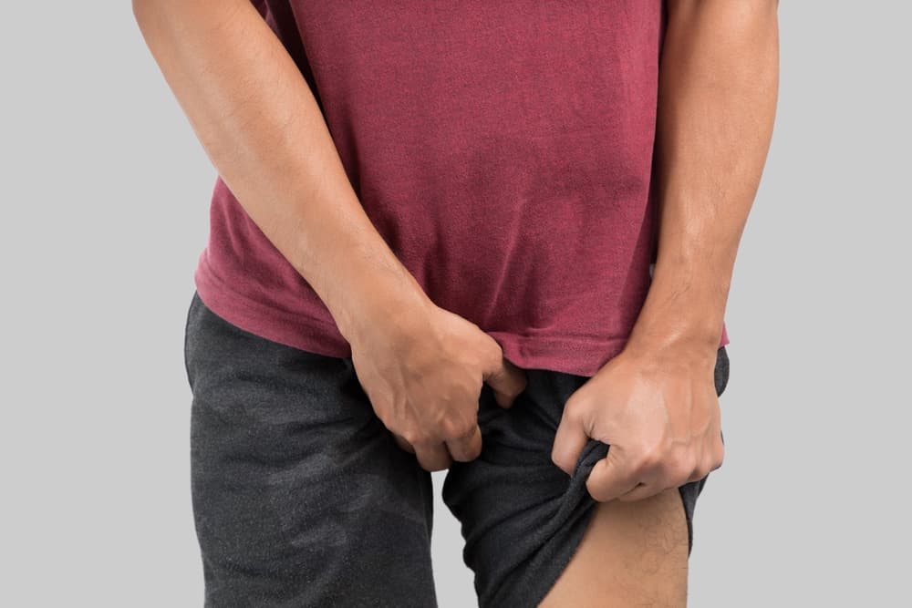 Asian,Men,Grab,Or,Cover,His,Crotch,Because,Wanting,To