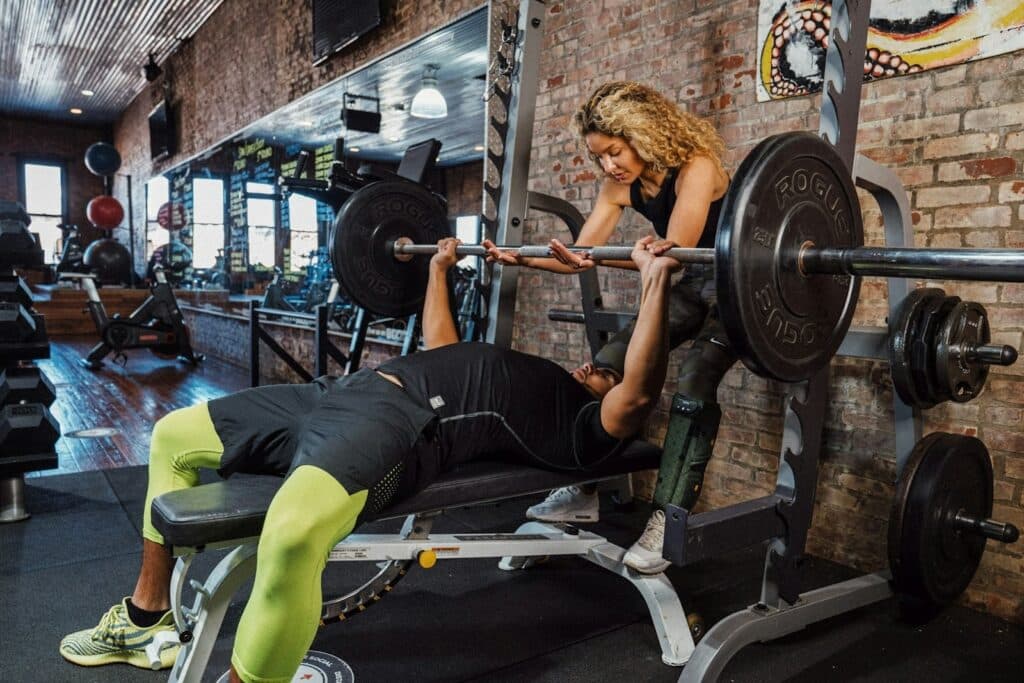 O supino é um exercício fundamental na musculação. Ele é amplamente utilizado para fortalecer a parte superior do corpo e melhorar o desempenho